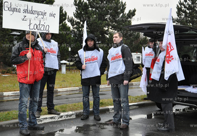 Protest pracownikow gdynskiej fabryki Coca-Coli. Pikieta...