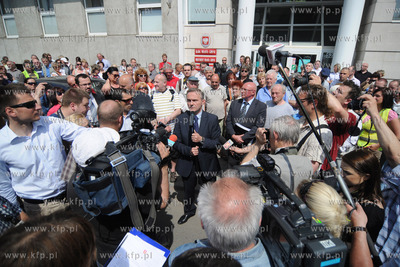 Kupcy z gdyńskiej hali targowej przeszli ulicami Gdyni...