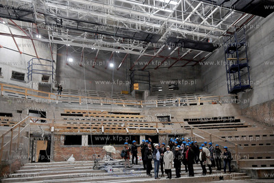 Zawieszenie wiechy na Teatrze Muzycznym w Gdyni. 16.04.2013...