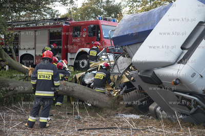 Stara Dabrowa na krajowej 6. Volkswagen Golf zderzyl...