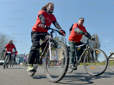 Bialo czerwony peleton pojawil sie 2 maja na ulicach...
