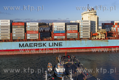 Kontenerowiec Charlotte Maersk wpływa do gdyńskiego...
