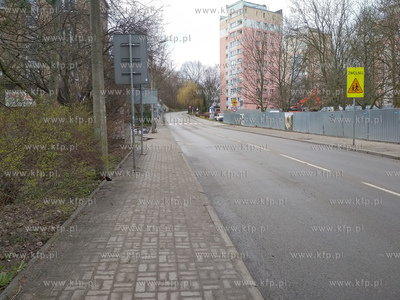 Gdynia. Wyludnione ulice i place zabaw. Nz. Pusta ulica...