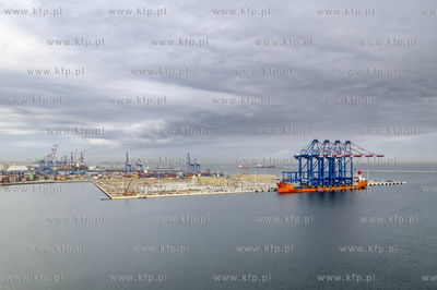 Statek Zhen Hua 36 z czterema potężnymi suwnicami...