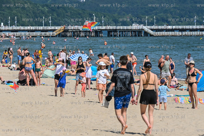 Sopot. Plaża. Upalny weekend spowodował liczne przybycie...