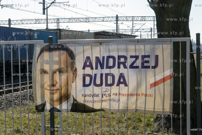Plakat wyborczy Andrzeja Dudy umieszczony na plocie...