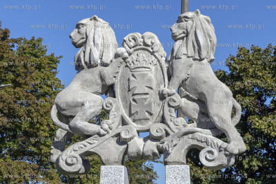 Odnowiony tzw witacz z herbem Gdańska stojący na...