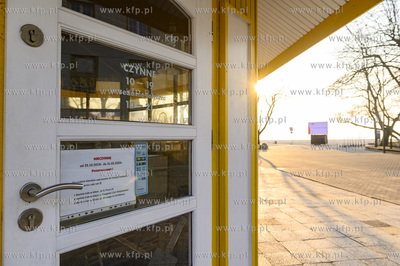 Gdynia. Plac przed plażą miejską. Nz. Zamknieta...