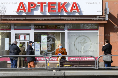 Gdynia, ul. Śląska. Kolejka oczekujących seniorów...