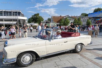 Sopot. Parada ulicą Bohaterów Monte Cassino do muszli...
