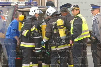 Pozar kosciola nsw. Katarzyny w Gdansku. Strazacy przygotowuja...