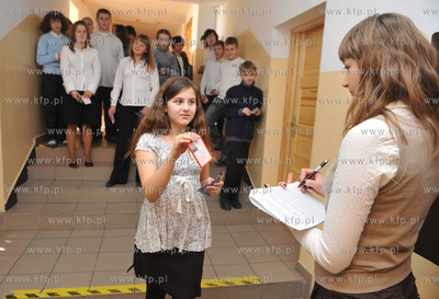 Szostoklasisci pisza testy kompetencyjne. Na zdjeciu...