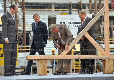 Zawieszenie wiechy na budowanym stadionie PGN Arena...