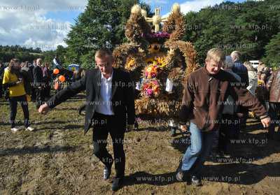 Kaszubskie dozynki powiatu kartuskiego w Zukowie. Dozynkowy...