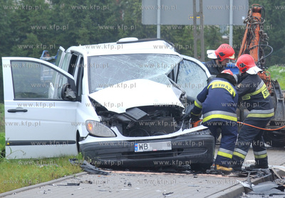 Wypadek samochodu ciezarowego z dostawczym busem w...