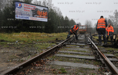 Gdansk, Rebiechowo. Prace przy wymianie podkladow pod...
