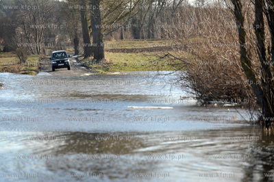 Wezbrane wody rzeki Radunia spowodowaly podtopienia...