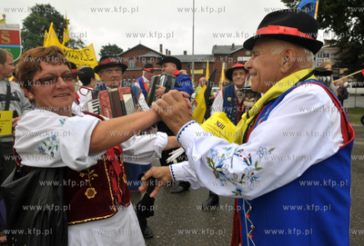 XIII Swiatowy Zjazd Kaszubow w Leborku. Barwny korowod...