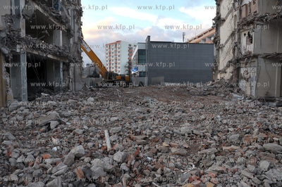 Wyburzanie dawnego Domu Towarowego PDT a obecnie Galerii...