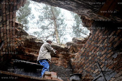 Renowacja grobowca Gralathow w Sulminie gmina Zukowo...