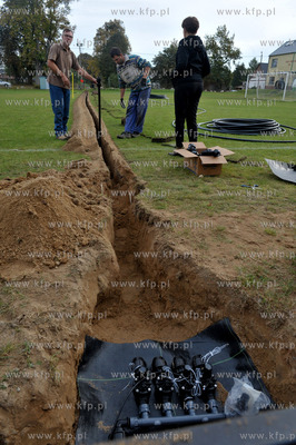 Prace przy instalacji systemu automatycznego nawadniania...