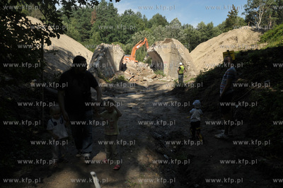 Wyburzanie ostatniego starego wiaduktu dawnej trasy...