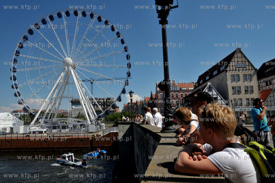 Wielkie kolo widokowe stanelo na Wyspie Spichrzow w...