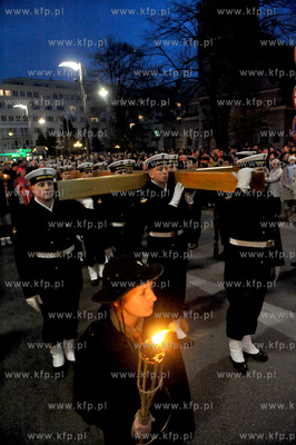 Droga Krzyzowa na ul. Swietojanskiej w Gdyni. Obok...
