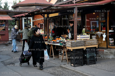 Gdansk Suchanino. Targowisko, maly bazar na rogu ul....