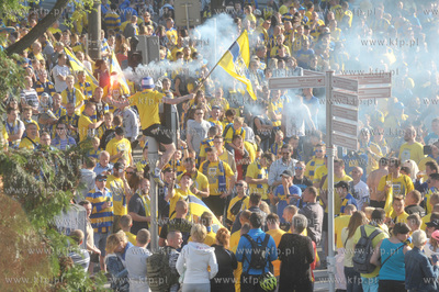 Gdynia swietuje awans Arki do ekstraklasy na ul. Swietojanskiej...