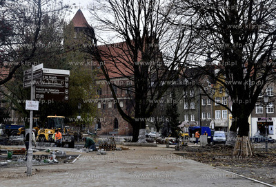 Gdańsk. Rewitalizacja skweru Świętopełka. W oddali...
