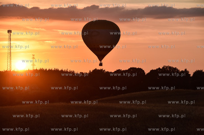 Grabowo na Kaszubach. Balon unoszoncy się nad polami....