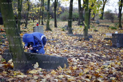 Gdansk. Swieto Zmarlych. Cmentarz lostowicki. 01.11.2008...