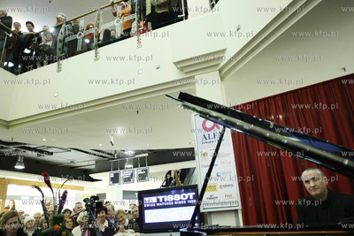 Gdansk. Centrum handlowe Alfa Centrum. Romuald Koperski...