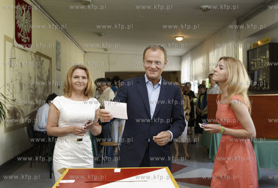 Sopot. Wybory prezydenckie. Glosuje Premier RP Donald...