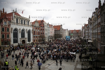 Gdansk. Ul. Dlugi Targ. Happening Pierwszy Zjazd Hamletów...