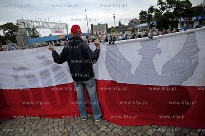 Gdansk. Zlozenie kwiatow pod pomnikiem Poleglych Stoczniowcow...