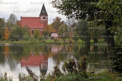 Jezioro przywidzkie. Kosciol p.w. Matki Bozej Rozancowej.
17.10.2014
fot....