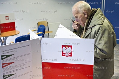 Obwodowa Komisja Wyborcza nr. 200 w Gdańsku. Głosowanie...