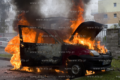Płonące auto marki Fiat Seicento na ulicy Kobieli...