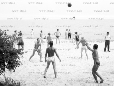 Gra w pilke na plazy w Sopocie. 0003891z 1963 Fot....