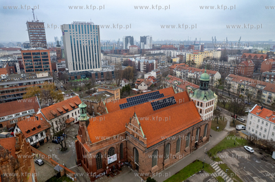 Panele słoneczne zamontowane na dachu kocioła św....