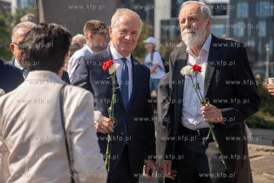 Gdańsk. Plac Solidarności. Symboliczne otwarcie bramy...