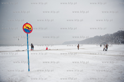 Gdynia. Mrozne zimowe popoludnie na plazy miejskiej....