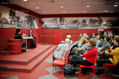 Gdansk. Biblioteka Manhattan w CH Manhattan. Spotkanie...