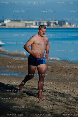 Sloneczny, zimowy dzien na plazy w Gdyni.
08.02.2014
fot....