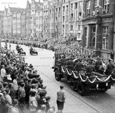 Przejazd ulica Dluga do Dworu Artusa urny z prochami...