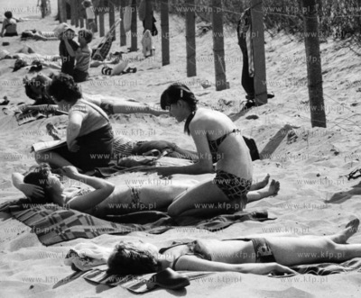 Na plazy w Gdansku Brzeznie. 05.1981 odbitka_02_12...