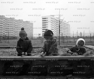 Dzieci w piaskownicy na ul. Dabrowszczkow w Gdansku...