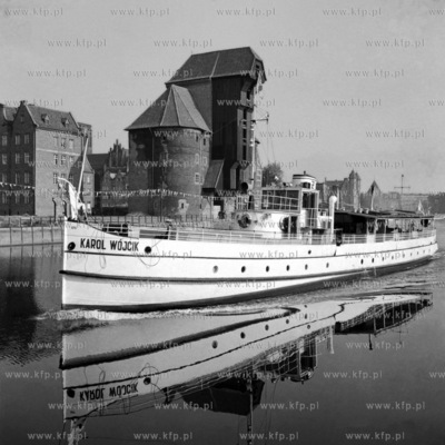Po Motławie płynie statek białej floty Karol Wójcik....